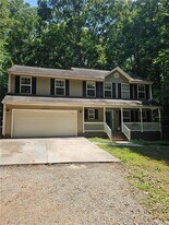 5679 Hickory Fork Rd in Gloucester, VA - Building Photo