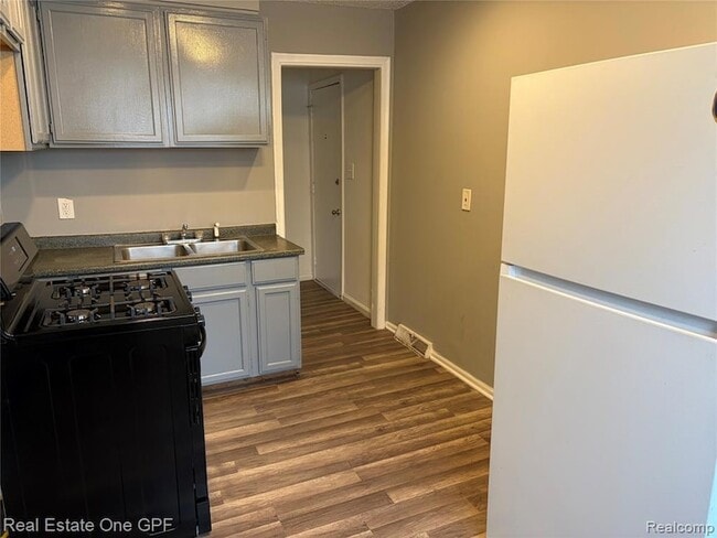 11304 Jackson Ave, Unit 202 in Warren, MI - Building Photo - Building Photo