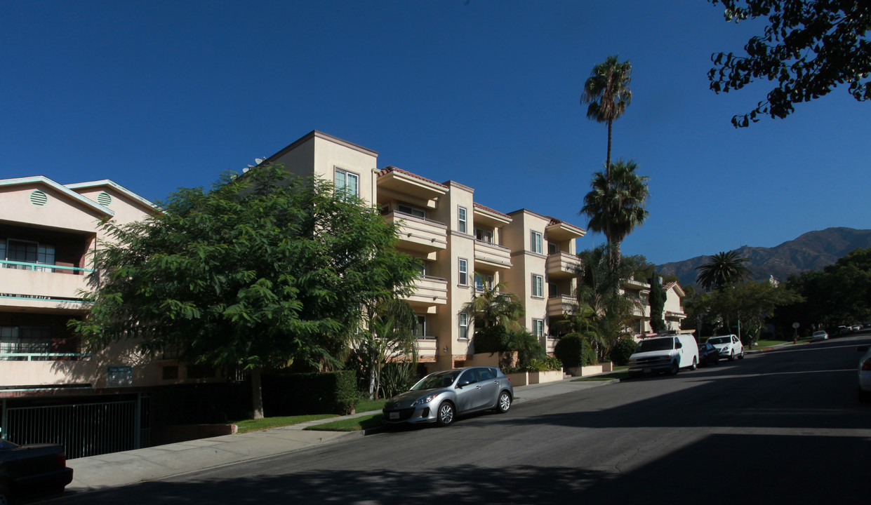 549 E Palm Ave in Burbank, CA - Building Photo