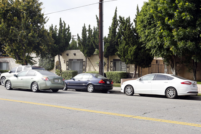 8411 Lindley Ave in Northridge, CA - Building Photo - Primary Photo