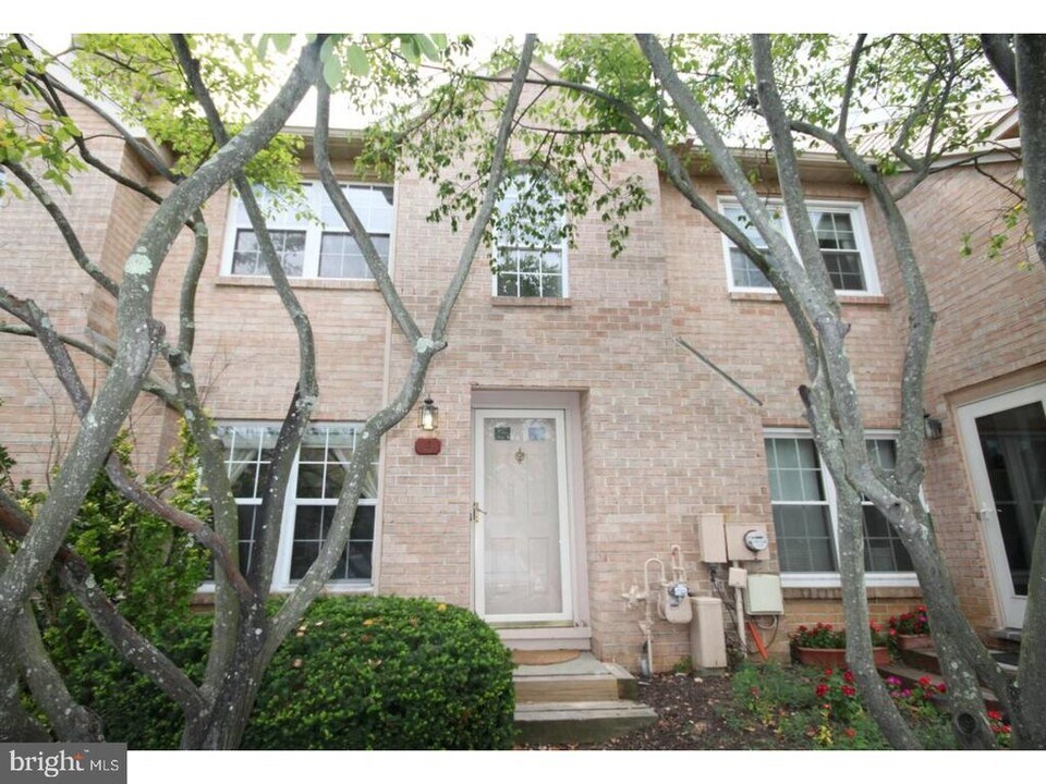 4 Rampart Dr in Chesterbrook, PA - Building Photo