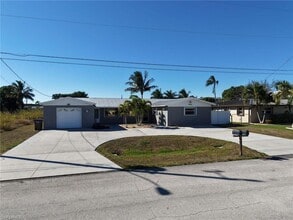 4916 Viceroy St, Unit B in Cape Coral, FL - Foto de edificio - Building Photo