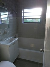 1235 NE 179th St, Unit b1 in North Miami Beach, FL - Building Photo - Building Photo