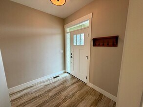 830 Covey Run St in Independence, OR - Building Photo - Building Photo