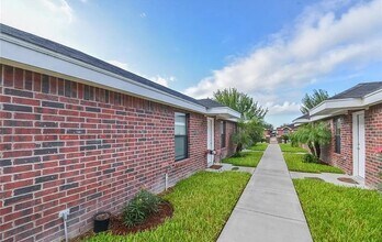 3719 Zelma St, Unit Apt 1 in Edinburg, TX - Foto de edificio - Building Photo