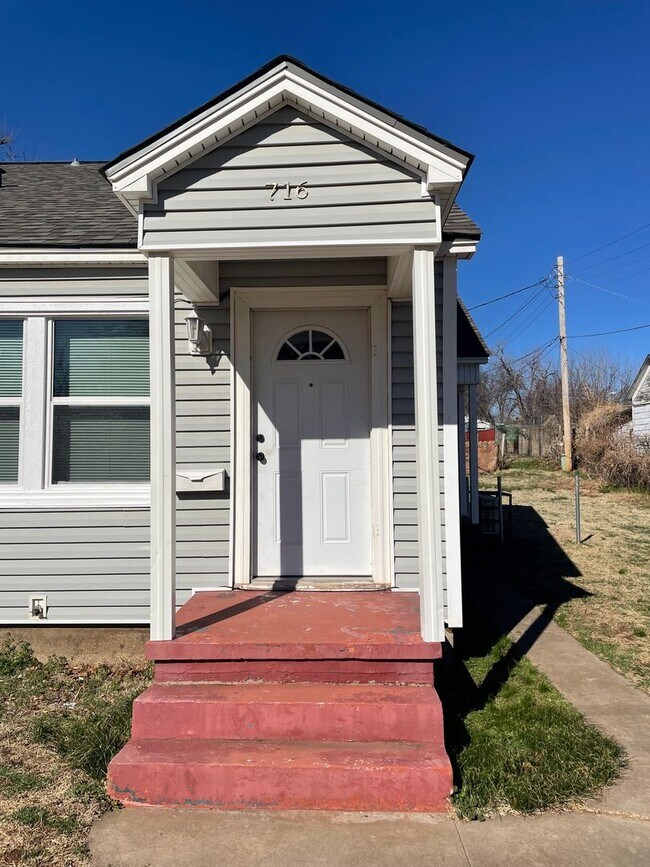 716 S 10th St in Chickasha, OK - Building Photo - Building Photo