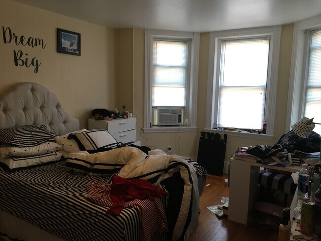 69 S Huntington Ave, Unit 2 in Boston, MA - Foto de edificio - Building Photo
