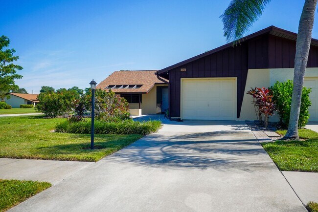 4779 Lakewood Blvd in Naples, FL - Building Photo - Building Photo