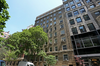 25 E 10th Street in New York, NY - Building Photo - Building Photo