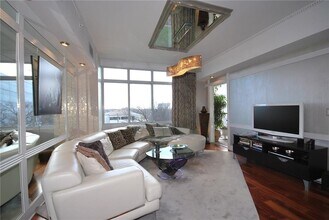 54 Rainey St in Austin, TX - Building Photo - Building Photo