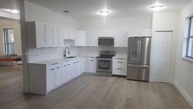 571 SE 37th Pl in Homestead, FL - Building Photo - Building Photo