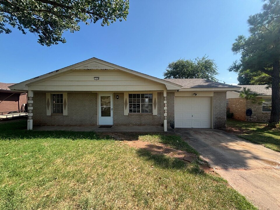 328 E Hillcrest Ln in Mustang, OK - Building Photo