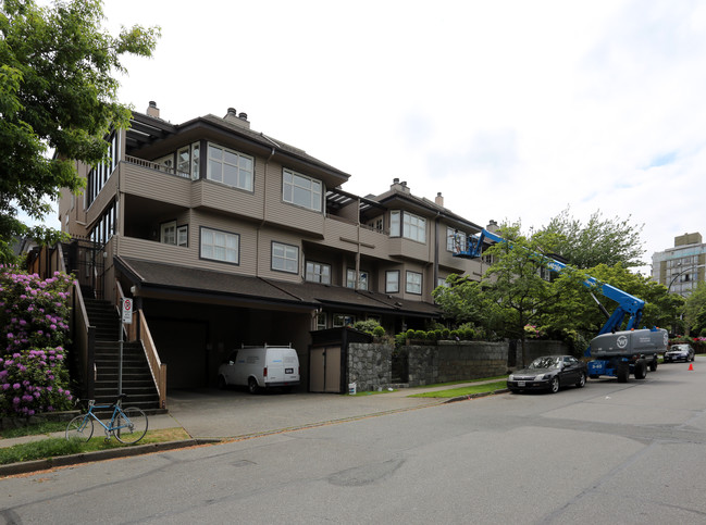 Old Kits in Vancouver, BC - Building Photo - Primary Photo