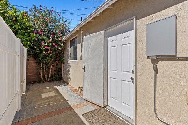 19403 Welby Way in Los Angeles, CA - Foto de edificio - Building Photo