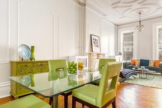 325 Montgomery St in Jersey City, NJ - Building Photo - Building Photo