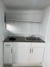 3131 W 16th Ave in Hialeah, FL - Foto de edificio - Building Photo