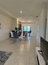8031 NW 104th Ave in Doral, FL - Foto de edificio - Building Photo