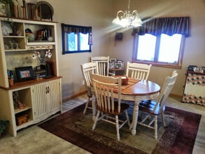 1001 W 4th St in Pella, IA - Building Photo - Building Photo