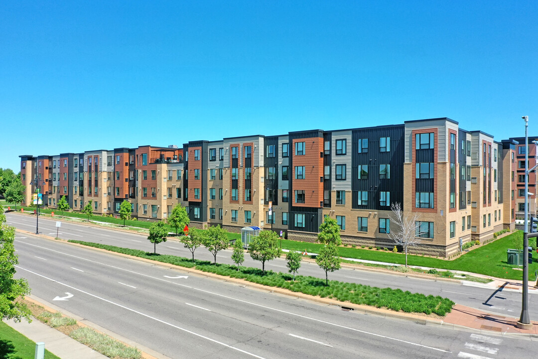 Sonder House Apartments in Brooklyn Center, MN - Foto de edificio