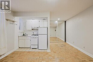 33 Maitland St in Toronto, ON - Building Photo