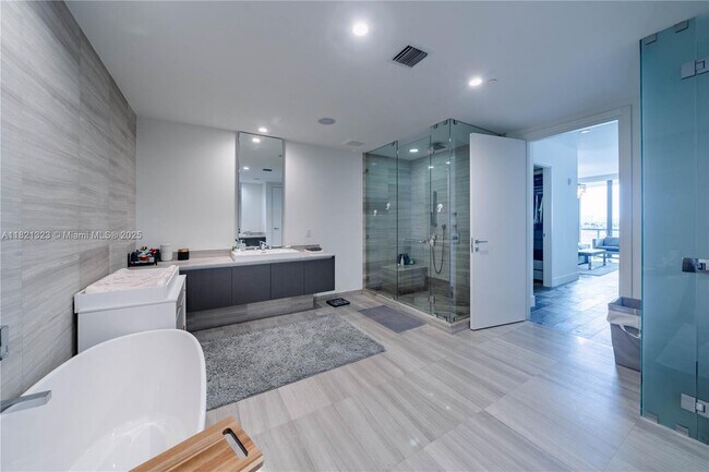 3250 NE 188th St, Unit 606 in Aventura, FL - Building Photo - Building Photo