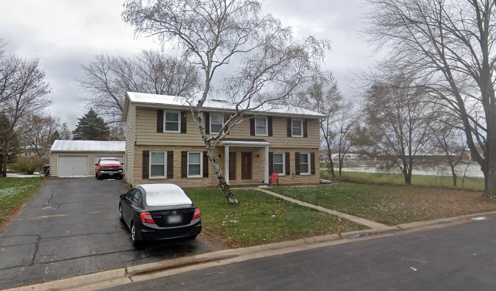 1127 Churchway Ct in Mukwonago, WI - Building Photo