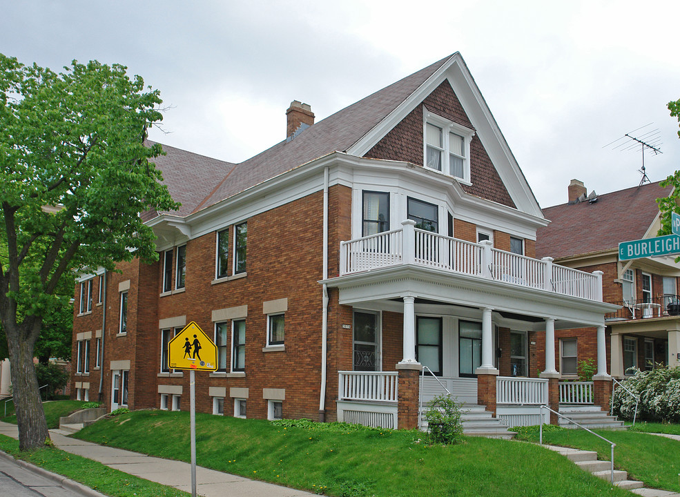 3076 N Pierce St in Milwaukee, WI - Foto de edificio