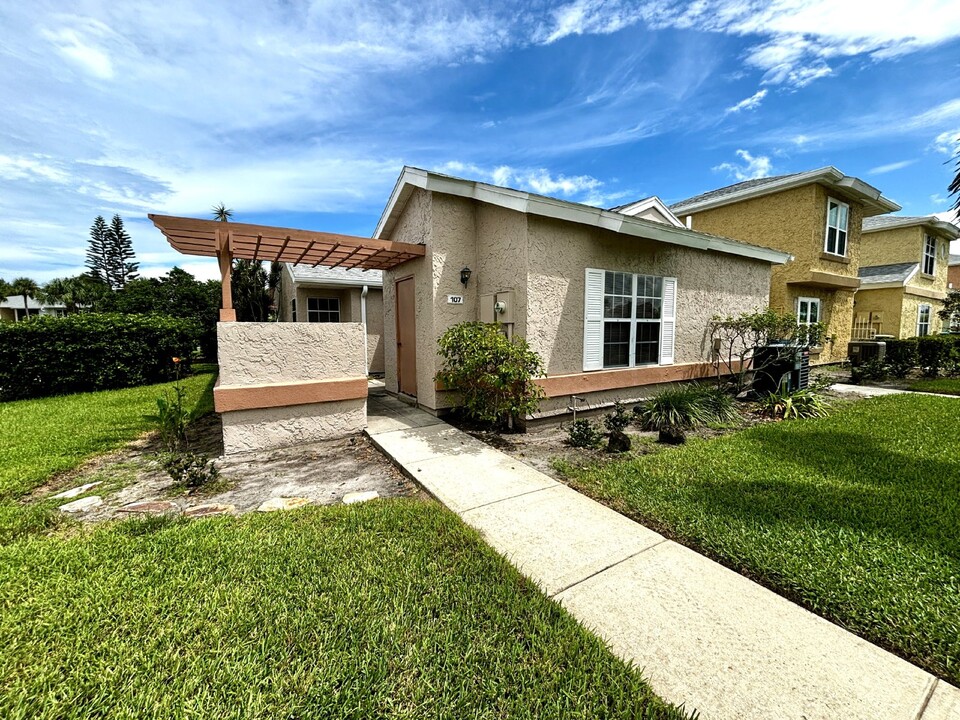 1495 Malibu Cir NE in Palm Bay, FL - Building Photo