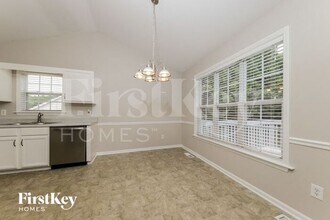 2435 Wynbrook Dr in Winston-Salem, NC - Foto de edificio - Building Photo