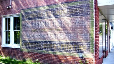 Henkel Press Building in New Market, VA - Foto de edificio - Building Photo