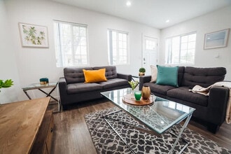 9693 Amboy Ave, Unit 9693 in Los Angeles, CA - Building Photo - Building Photo