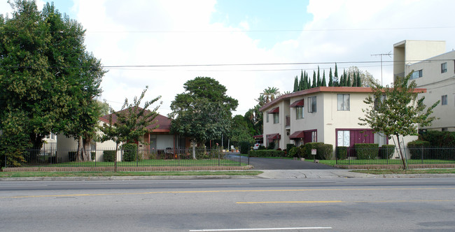 13437 Burbank Blvd in Van Nuys, CA - Foto de edificio - Building Photo