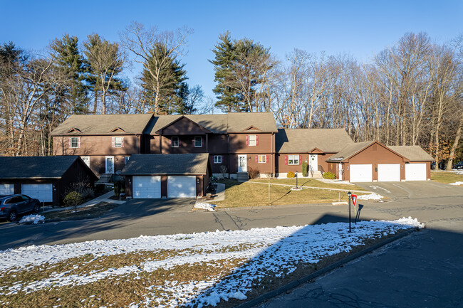 Candlewood Village in Enfield, CT - Foto de edificio - Building Photo