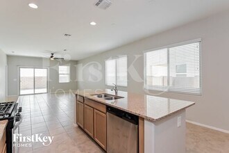 6782 E Via Rancho Rosario in Tucson, AZ - Foto de edificio - Building Photo