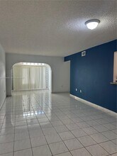 10245 NW 9th St Cir in Miami, FL - Building Photo - Building Photo