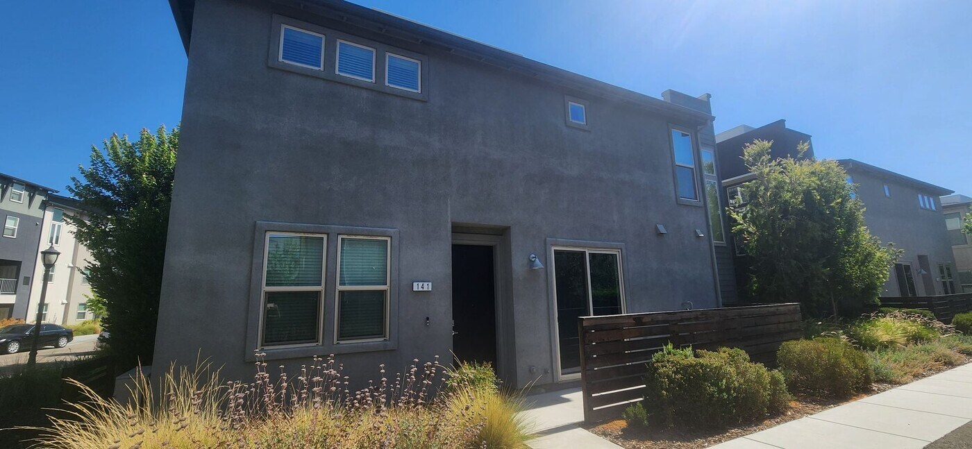 141 Log Pond Ln in Sacramento, CA - Building Photo