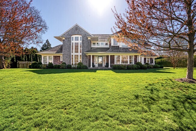 11 Bellows Ct in Southampton, NY - Building Photo - Building Photo