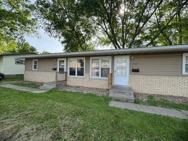 property at 2607-2609 Magnolia Dr