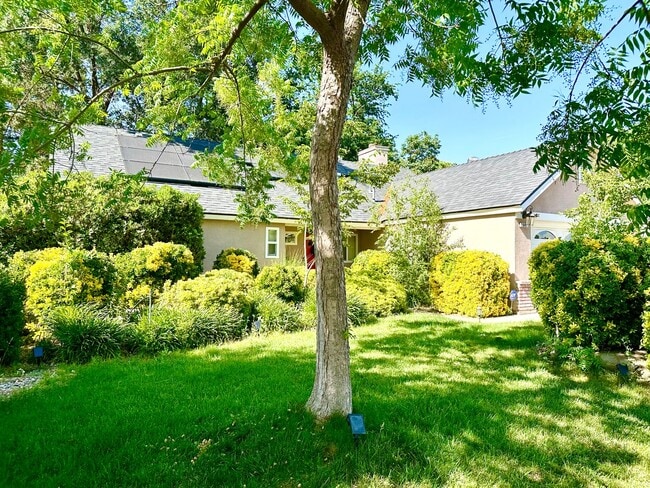 2062 E Cromwell Ave in Fresno, CA - Building Photo - Building Photo