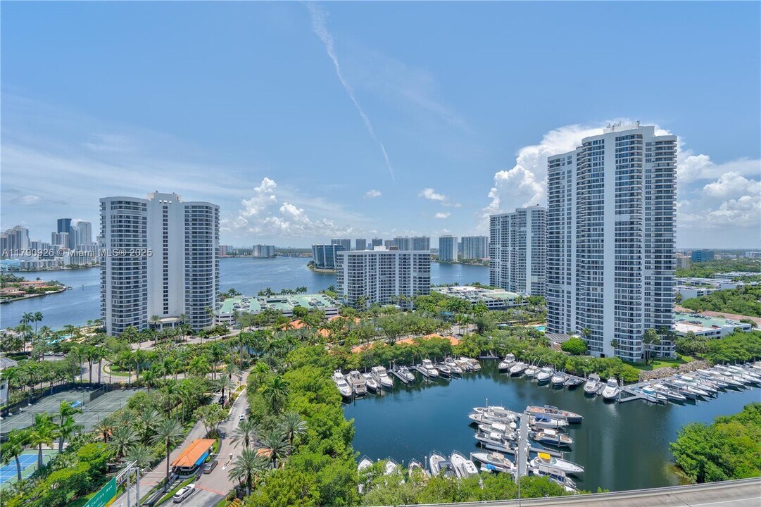 19400 Turnberry Way in Aventura, FL - Building Photo