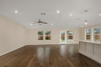 2375 Woodland Prairie Ln in Shenandoah, TX - Foto de edificio - Building Photo