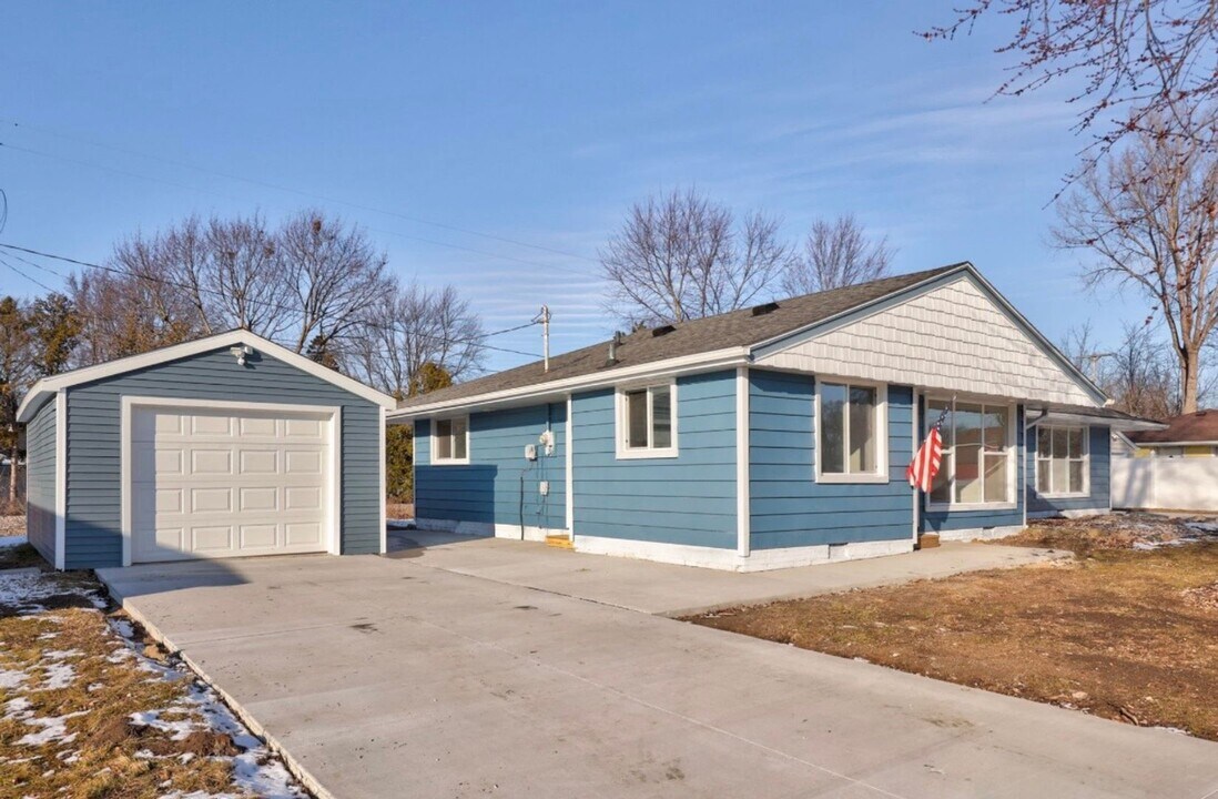 2118-2118 Avalon Cir in Bay City, MI - Building Photo