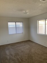 2467 Diamond St, Unit 2 in Rosamond, CA - Foto de edificio - Building Photo