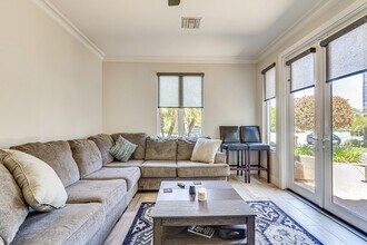 2225 Corte Ananas in Carlsbad, CA - Foto de edificio - Building Photo