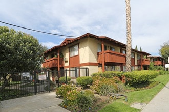 Tara Woods Garden Apartments in Canoga Park, CA - Building Photo - Building Photo