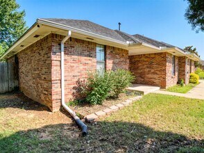 1828 Honeysuckle Ln in Midwest City, OK - Building Photo - Building Photo