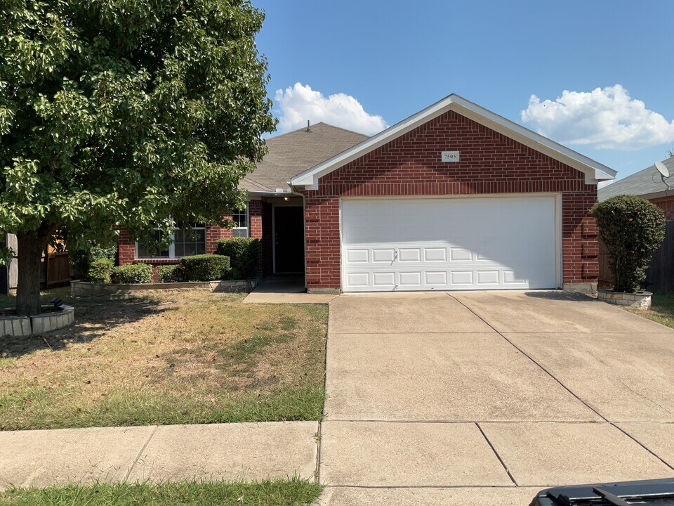 7505 Fossil Lake Dr in Arlington, TX - Building Photo