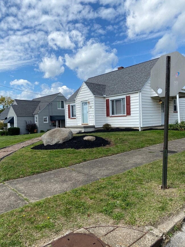 422 Churchill Rd in Girard, OH - Building Photo - Building Photo