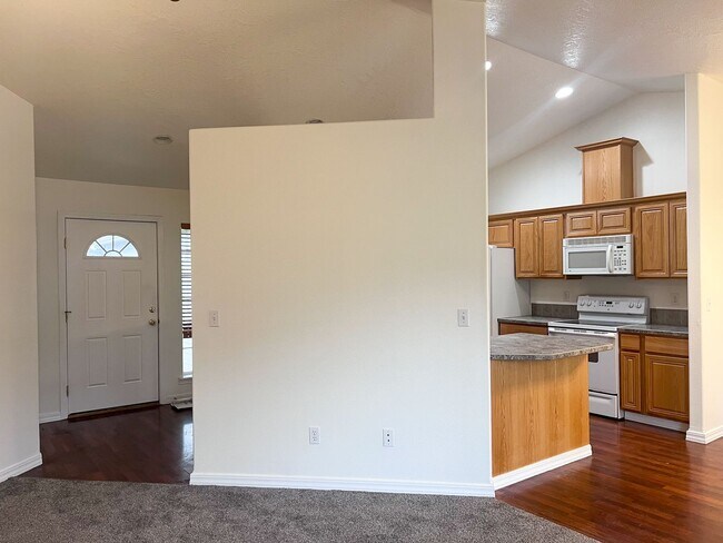 262 W Joy in Lebanon, OR - Building Photo - Building Photo