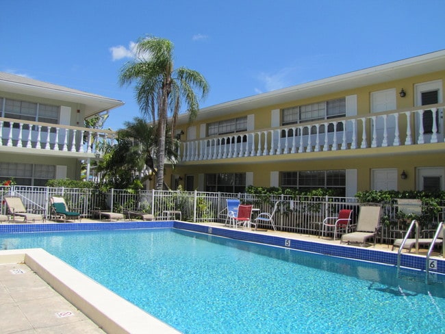 Villas Isabel in Naples, FL - Foto de edificio - Building Photo